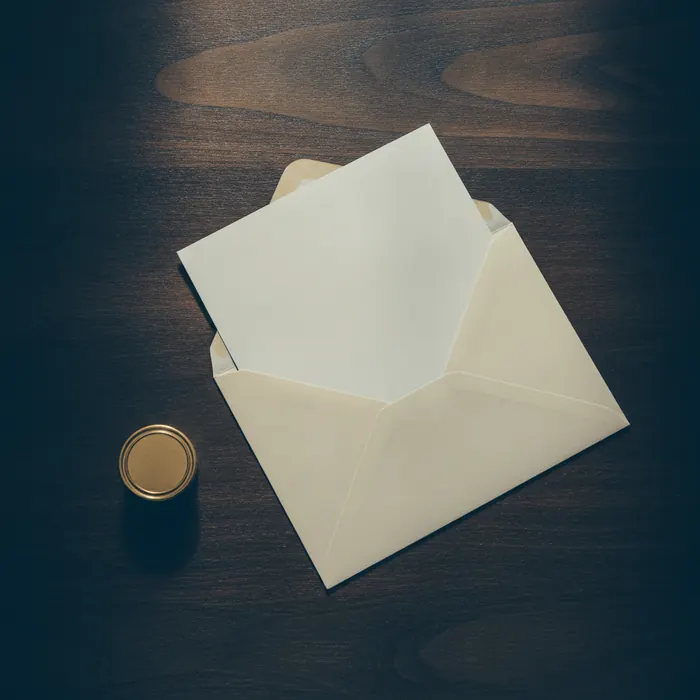 Umschlag mit Brief und Siegelstempel als Sinnbild für E-Mail-Korrespondenz